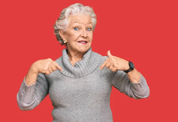 Kış Süveteri Giyen Yaşlı Gri Saçlı Bir Kadın Kendine Güvenen — Stok fotoğraf