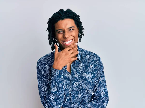 Молодий Афроамериканець Одягнений Сорочку Років Впевнено Дивиться Камеру Посміхаючись Перехрещеними — стокове фото