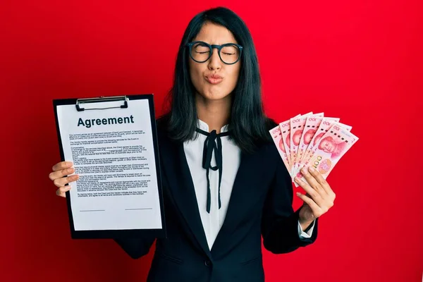 Gyönyörű Ázsiai Fiatal Üzletasszony Kezében Megállapodás Dokumentum 100 Jüan Bankjegyek — Stock Fotó