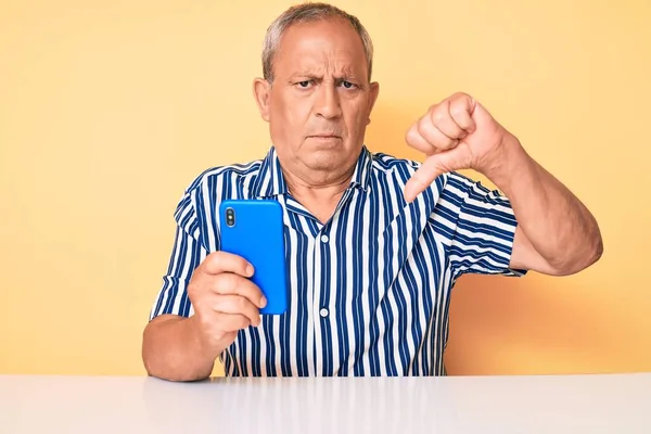 Hombre Guapo Mayor Con Pelo Gris Usando Teléfono Inteligente Sentado —  Fotos de Stock