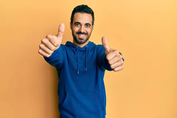 Jovem Hispânico Com Barba Vestindo Camisola Casual Mostrando Apontando Para — Fotografia de Stock