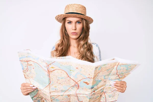 Junge Kaukasische Frau Mit Blonden Haaren Mit Sommermütze Die Landkarte — Stockfoto