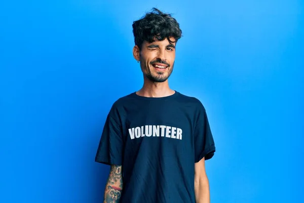 Junger Hispanischer Mann Freiwilligen Shirt Zwinkert Die Kamera Mit Sexy — Stockfoto