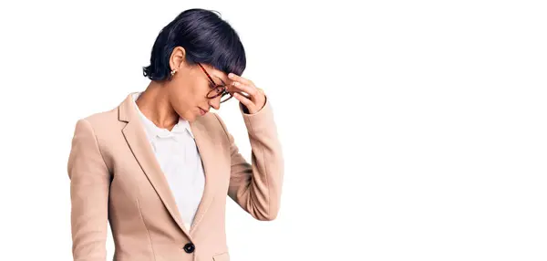 年轻的黑发女人 身穿商务夹克 戴着眼镜 疲惫地揉揉鼻子和眼睛 感觉疲劳和头痛 压力和挫败感概念 — 图库照片