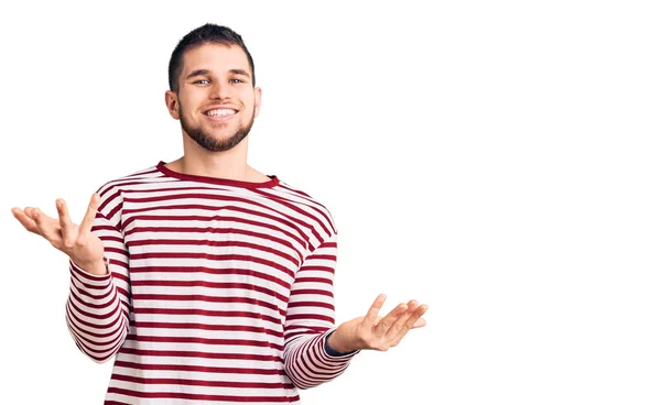 Jovem Homem Bonito Vestindo Camisola Listrada Sorrindo Alegre Com Braços — Fotografia de Stock