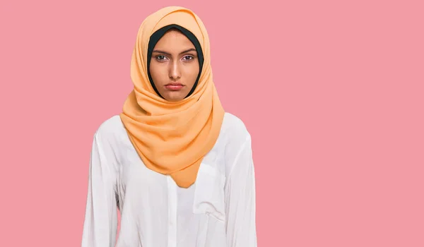 Junge Brünette Frau Mit Traditionellem Islamischen Hijab Schal Und Ernstem — Stockfoto