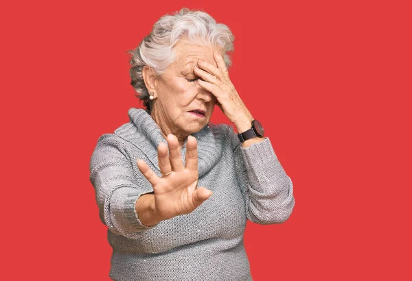 Eine Ältere Grauhaarige Frau Lässigem Winterpullover Bedeckt Die Augen Mit — Stockfoto