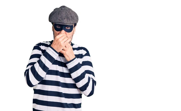 Homem Bonito Meia Idade Usando Máscara Ladrão Cheirando Algo Fedorento — Fotografia de Stock