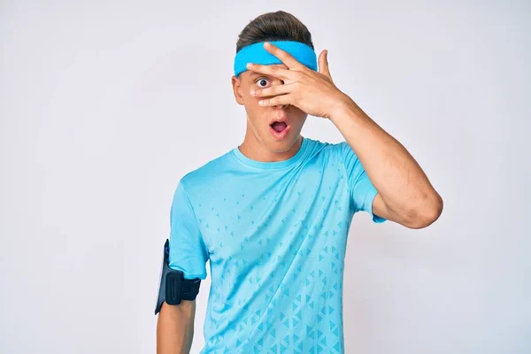 Joven Niño Hispano Usando Ropa Deportiva Asomándose Shock Cubriendo Cara — Foto de Stock