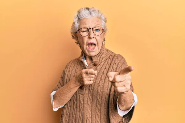 Mulher Cabelos Grisalhos Sênior Usando Roupas Casuais Óculos Apontando Dedos — Fotografia de Stock