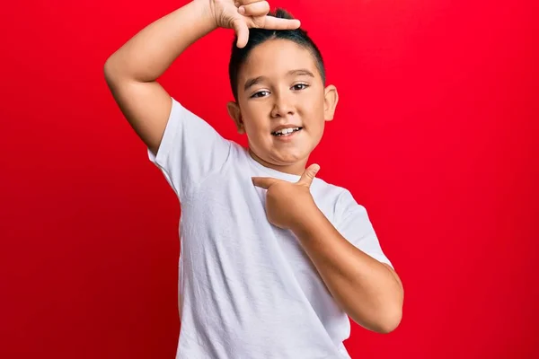 Μικρό Αγόρι Ισπανόφωνο Παιδί Φορώντας Casual Λευκό Μπλουζάκι Χαμογελώντας Κάνοντας — Φωτογραφία Αρχείου