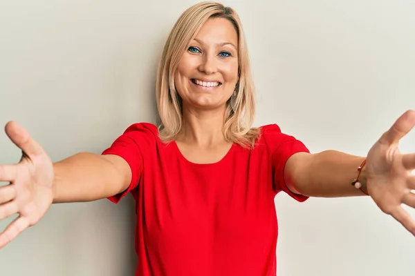 Mujer Caucásica Mediana Edad Vistiendo Ropa Casual Mirando Cámara Sonriendo — Foto de Stock