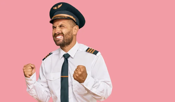 Stilig Man Med Skägg Bär Flygplan Pilot Uniform Glada För — Stockfoto