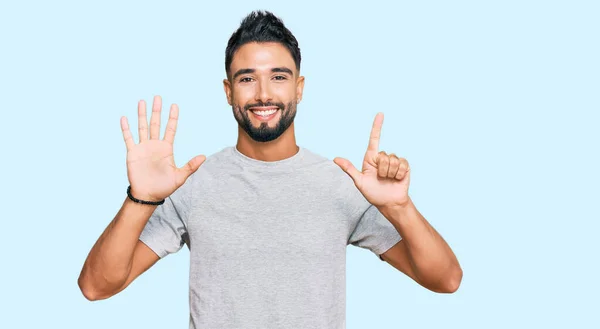 Jeune Homme Barbu Portant Shirt Gris Décontracté Montrant Pointant Vers — Photo