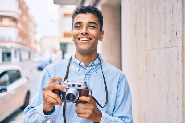Νεαρός Λατίνος Τουρίστας Χαμογελά Χαρούμενος Χρησιμοποιώντας Vintage Κάμερα Πόδια Στην — Φωτογραφία Αρχείου