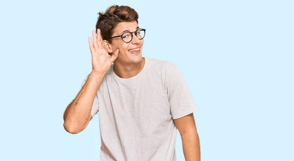 Hombre Caucásico Guapo Usando Ropa Casual Gafas Sonriendo Con Mano —  Fotos de Stock