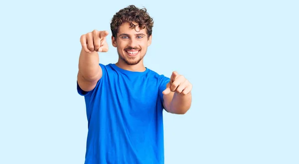 Homem Bonito Jovem Com Cabelo Encaracolado Vestindo Roupas Casuais Apontando — Fotografia de Stock