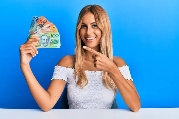Piękna Blondynka Młoda Kobieta Trzyma Australijskie Dolary Uśmiechając Się Szczęśliwy — Zdjęcie stockowe