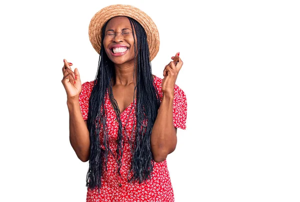 Joven Mujer Afroamericana Con Sombrero Verano Gesto Cruzado Sonriendo Con —  Fotos de Stock