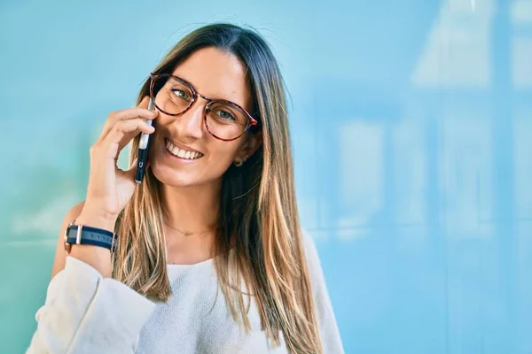 Ung Kaukasisk Kvinna Ler Glad Prata Smartphone Staden — Stockfoto