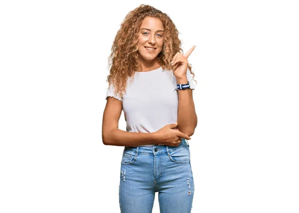 Mooi Kaukasisch Tienermeisje Met Casual Wit Tshirt Met Wijzende Vinger — Stockfoto