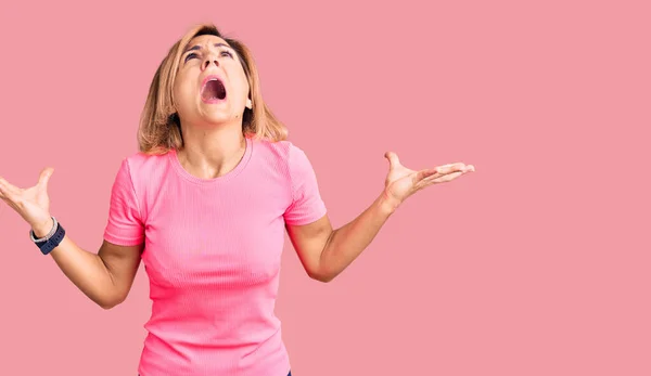 Young Blonde Woman Wearing Sportswear Crazy Mad Shouting Yelling Aggressive — Stock Photo, Image