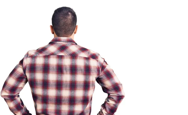Mladý Pohledný Muž Ležérní Košili Stojí Pozpátku Dívá Pryč Rukama — Stock fotografie