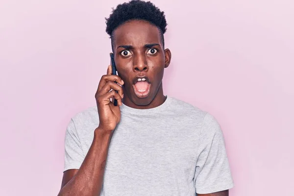 Junger Afrikanisch Amerikanischer Mann Gespräch Auf Dem Smartphone Verängstigt Und — Stockfoto