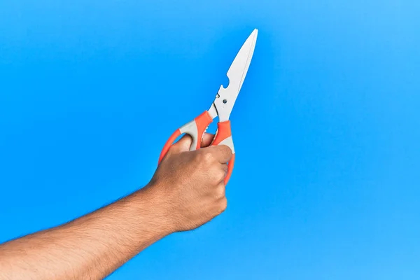 Mano Joven Hispano Usando Tijeras Sobre Fondo Azul Aislado —  Fotos de Stock