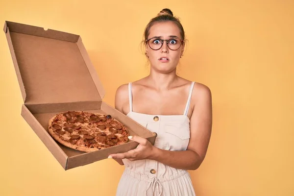 Beautiful Caucasian Woman Holding Tasty Pepperoni Pizza Clueless Confused Expression — Stock Photo, Image