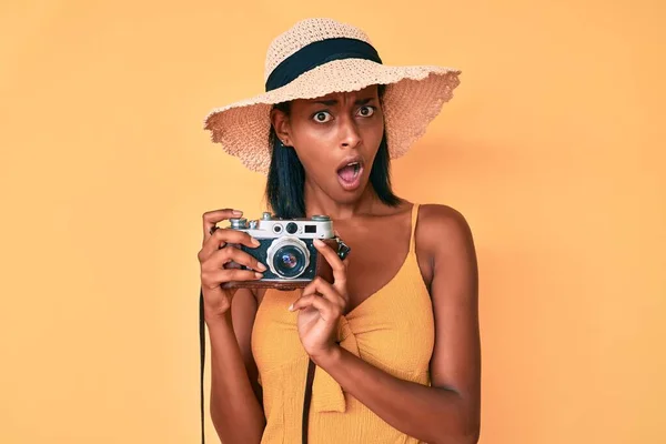 Mladá Afro Americká Žena Letním Klobouku Retro Kamerou Šokujícím Obličeji — Stock fotografie