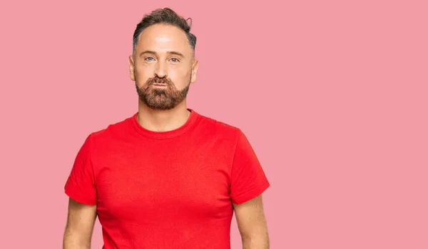 Knappe Man Van Middelbare Leeftijd Draagt Casual Rode Tshirt Puffende — Stockfoto