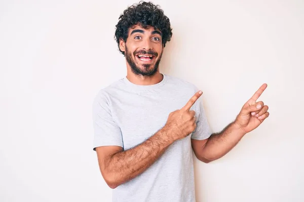 Knappe Jongeman Met Krullend Haar Beer Casual Tshirt Lachend Kijkend — Stockfoto