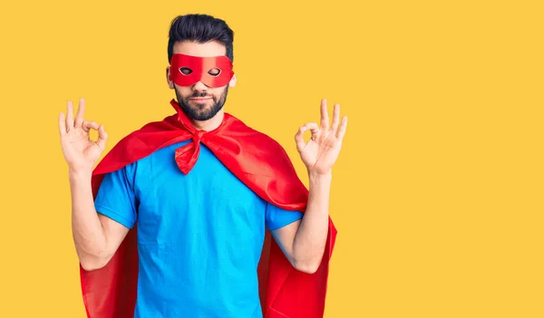 Homem Bonito Jovem Com Barba Vestindo Traje Super Herói Relaxar — Fotografia de Stock