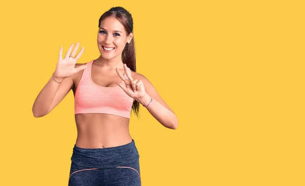 Joven Mujer Hispana Hermosa Usando Ropa Deportiva Mostrando Señalando Hacia — Foto de Stock