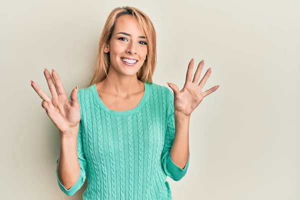 Vacker Blond Kvinna Bär Casual Vinter Tröja Visar Och Pekar — Stockfoto