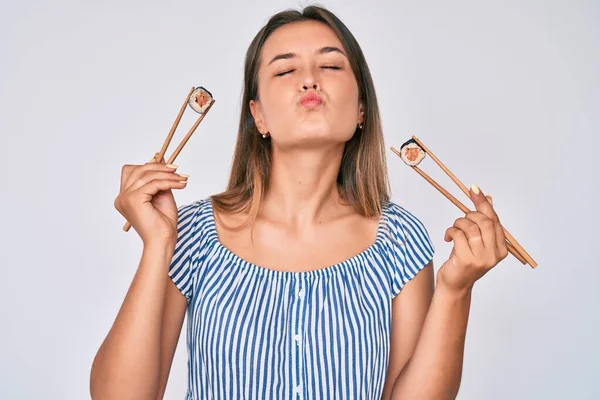 Hermosa Mujer Caucásica Comiendo Sushi Usando Palillos Mirando Cámara Soplando — Foto de Stock