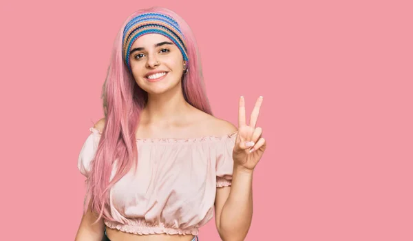 Menina Hispânica Jovem Com Cabelo Rosa Sorrindo Com Rosto Feliz — Fotografia de Stock