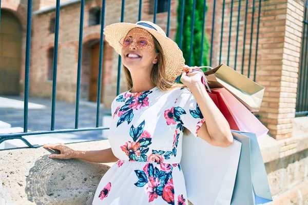 Középkorú Spanyol Mosolyog Boldog Gazdaság Bevásárló Táskák Városban — Stock Fotó