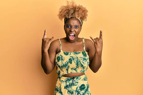 Junge Afrikanerin Mit Afro Haaren Sommerkleid Mit Verrücktem Gesichtsausdruck Die — Stockfoto