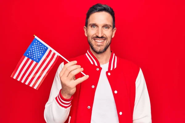 Jonge Knappe Patriottische Man Die Vlag Van Verenigde Staten Vasthoudt — Stockfoto