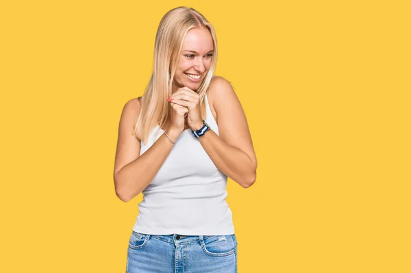 Młoda Blondynka Luźnym Stylu Koszulą Bez Rękawów Śmiejąc Się Nerwowo — Zdjęcie stockowe
