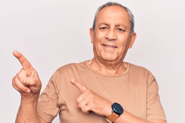 Gri saçlı, sıradan tişörtlü, gülümseyen ve kameraya bakan son sınıf öğrencisi.. 