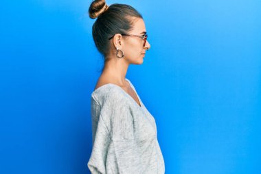 Piercingli, sıradan kıyafetler ve gözlük takan genç esmer kadın şaşkınlık ve şaşkınlık içinde bir ifade, korku ve heyecan dolu bir yüz ifadesiyle şoka girdi.. 