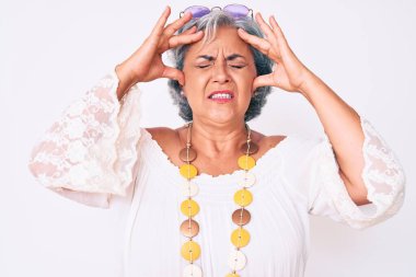Son sınıf İspanyol asıllı, gri saçlı, sıradan hippi kıyafetleri giyen, başı ağrıyan, stres yüzünden başı ağrıyan kadın. migren ağrısı. 
