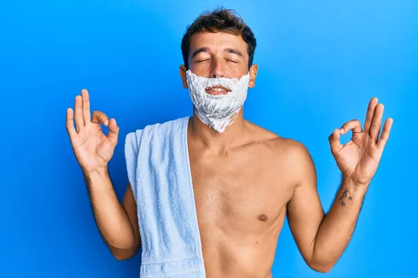 Hombre Guapo Salvando Barba Con Espuma Afeitada Sobre Cara Relajarse — Foto de Stock