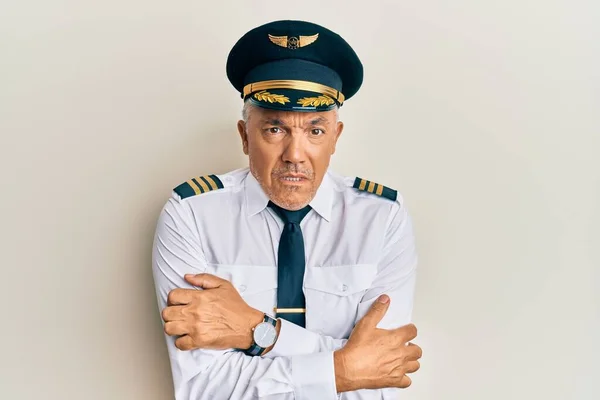 Snygg Medelålders Mogen Man Bär Flygplan Pilot Uniform Skakning Och — Stockfoto