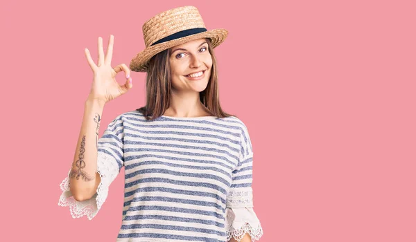 夏の帽子をかぶっている美しい白人女性は 手と指でOkサインをして積極的に笑顔 成功した表現 — ストック写真