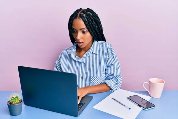 Beautiful Hispanic Woman Working Office Laptop Scared Amazed Open Mouth — Stock Photo, Image