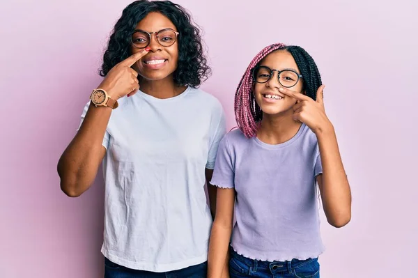 Güzel Afro Amerikan Anne Kızı Gündelik Kıyafetler Giyip Gözlük Takıp — Stok fotoğraf